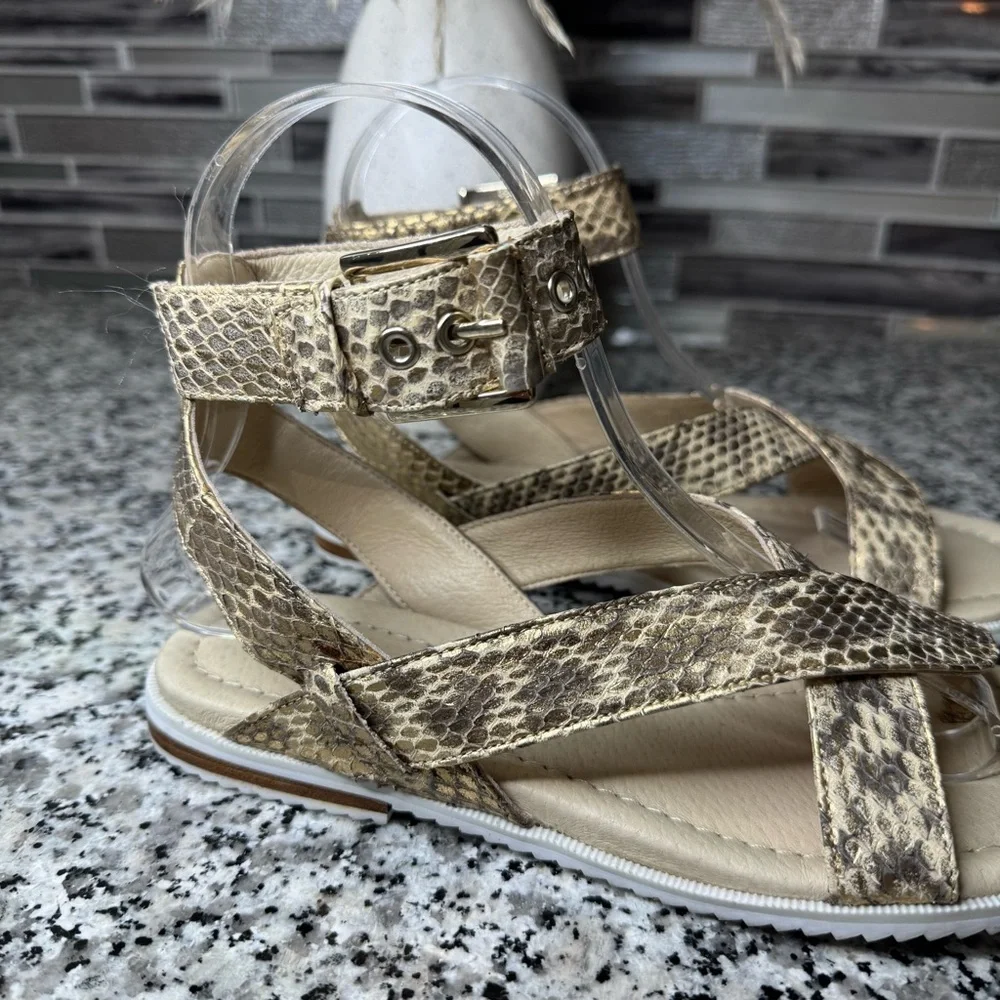 Donald J Pliner Lyla Leather Flat Strappy Sandal Size 6